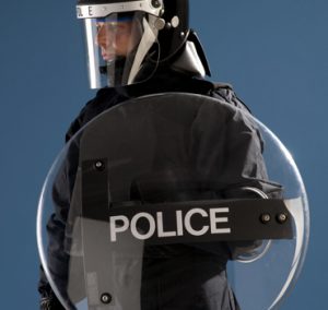 LN Industries propose des boucliers en polycarbonate de sécurité anti-émeute pour la police et les forces de l'ordre