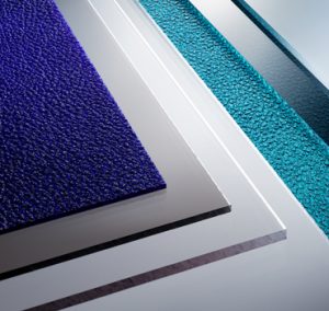 LN Industries propose des plaques de polycarbonate, transparent ou couleur, de différentes épaisseurs